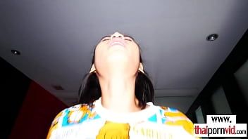 播放 娇小的业余泰国青少年bargirl ying喜欢服务大白鸡巴