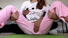 Reproducir Morgas de aficionados asiáticos en pijama con pequeñas tetas fetiche - show de coño casero real