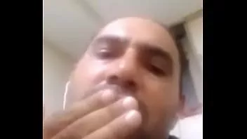 play Abu Dabi, Birleşik Arap Emirlikleri'nde çalışan mandi bahauddin pakistanlı muhammed usman skandalı kamerada mastürbasyon yaparken yakalandı 00971 55 329 1268
