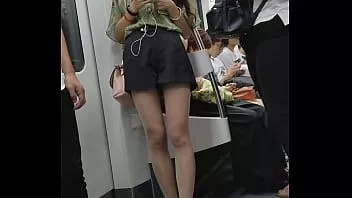 play 地铁上美丽的连裤袜腿女士。