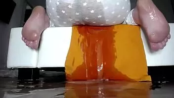चलाएँ वह बड़े सह के साथ सभी मंजिल को गंदा कर देती है