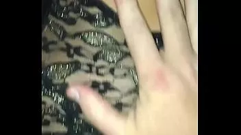 Reproducir Fem asian cd me chupa y se inclina mientras mi novia espera en el coche...
