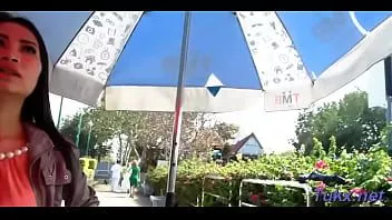 Играть Развратная телочка сосет трубку и трахается с медовым горшком