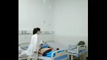 Играть Японская женщина-врач трахает пациента на больничной койке