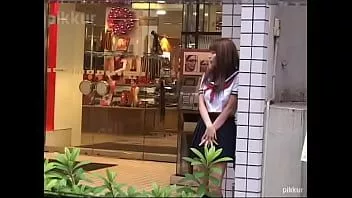 Jouer Une star du porno japonaise chasse un homme dans la rue 01