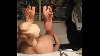 Putar Asian ts mendorong dildo besar di pantatnya