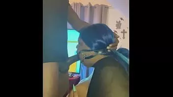 play Amordazando y vomitando en su polla con un juguete de bondage