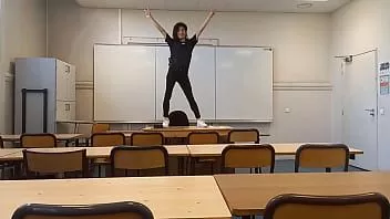 播放 Twink 学生 jon arteen 去学校跳性感舞蹈，然后在教室老师的桌子上跳脱衣舞，他首先展示了他的红色平角内裤