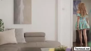 Redare Teen asiatică este futută de iubita lui excitată în timp ce lucrează