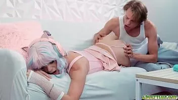 Jouer Le joueur coquin Femboy Sam Ledger enfonce la grosse bite de Leo Louis dans sa bouche et la prend au fond de son trou du cul