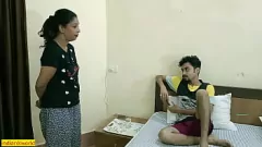 Reproducir Chica de servicio de la habitación india caliente atrapada lamiendo y conduciendo - ¡Desi sexo expuesto!